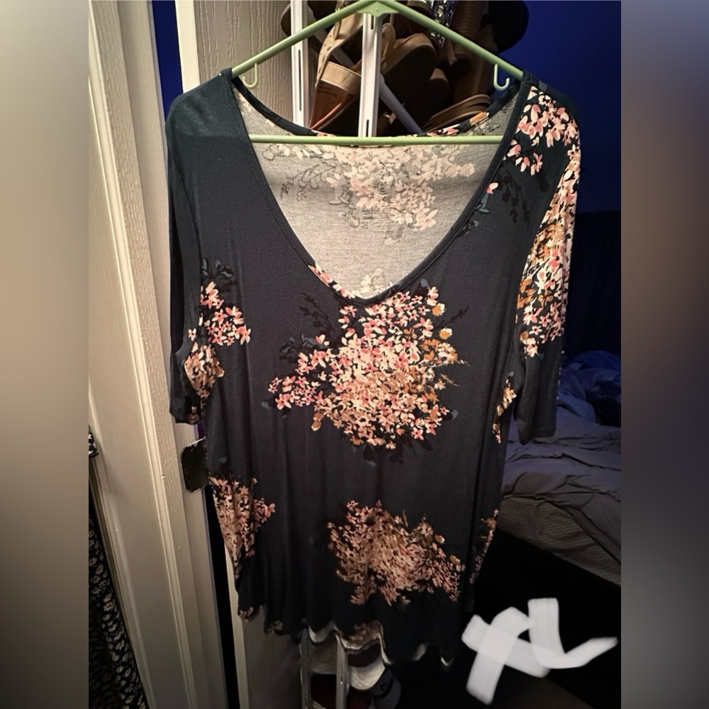 Women’s floral flowy tee